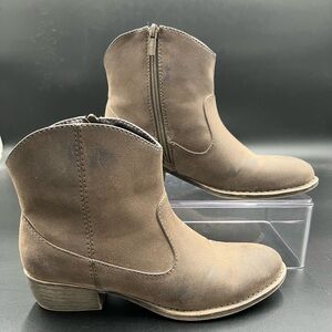 Women’s Hot Cakes 7” boot with 1.5” heel size 7.5. Man made‎ upper rubber soles.